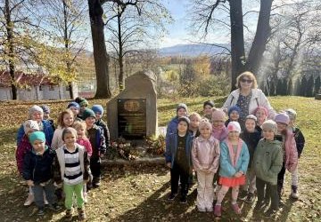 Spacer do pomnika Zofii i Jana Skąpskich w Brzeznej