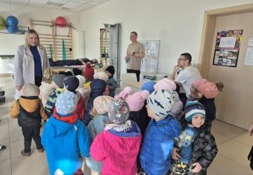 Wizyta Maluszków w Ośrodku Zdrowia w Brzeznej